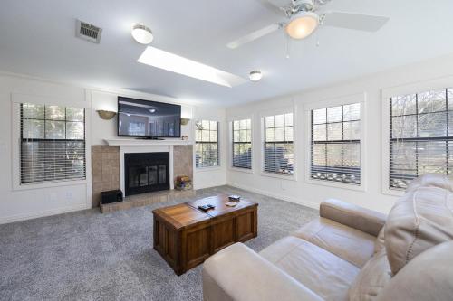 Sunny & Spacious House - Perfectly located for quick access to all of DFW in Farmers Branch, USA