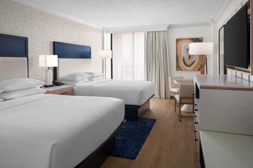 2 queen beds