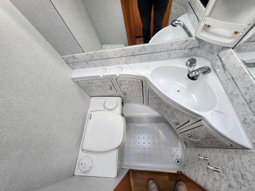 Bathroom, Ruime caravan op gezellige minicamping in Lichtenvoorde