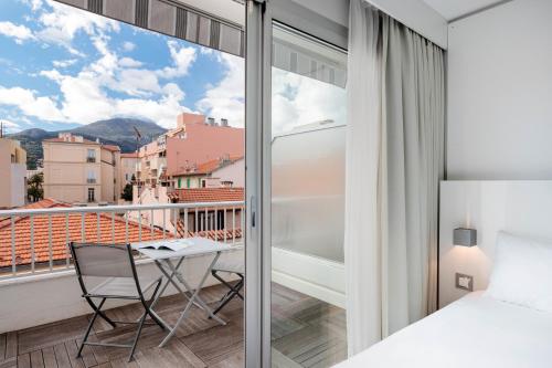 芒通城中心宜必思尚品酒店 芒通城中心宜必思尚品酒店