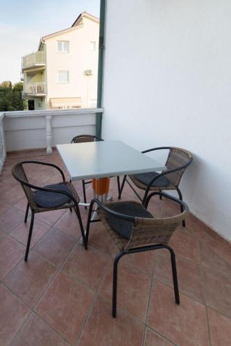 Tolle Ferienwohnung in Privlaka mit Terrasse, Grill und Garten