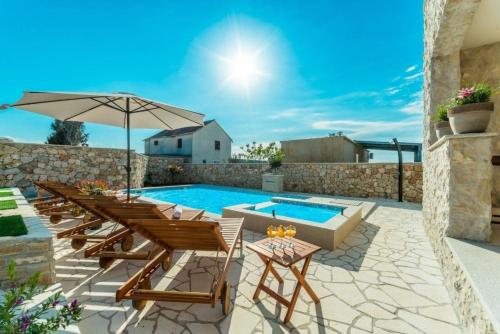 Wunderschönes Ferienhaus in Privlaka mit Großer Terrasse