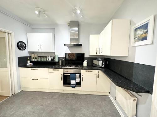 The Capstone Retreat - Beautiful Detached Family Home By Coastline Retreats, Arcade Machine, Parking in Queen's Park