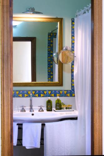 Double Room image 10