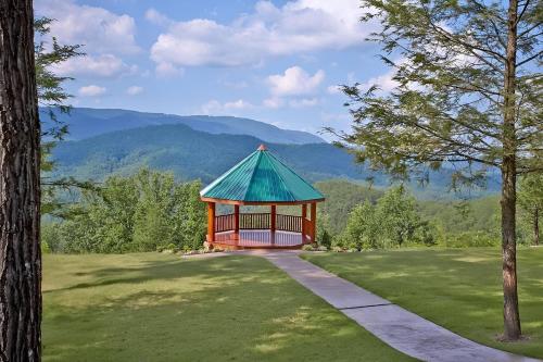 CABIN in a GATED RESORT with SEASONAL RESORT POOL