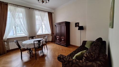 Elegant 3 room apt at The Old Town for up to 6