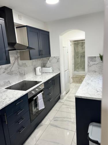 Stunning 3 Bed 2bath House W/parking - Reading