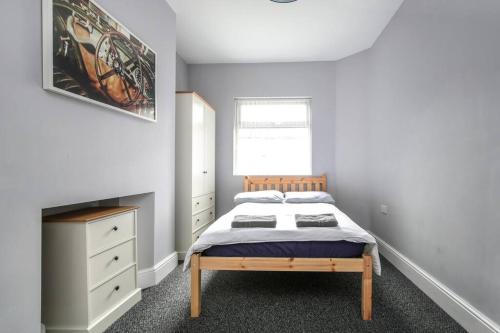 5 bedroom house, free parking, near football, sleeps 8, Liverpool (photo 3)