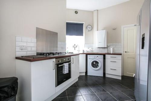 5 bedroom house, free parking, near football, sleeps 8, Liverpool (photo 4)