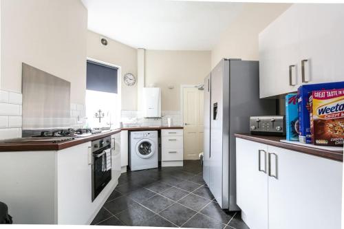 5 bedroom house, free parking, near football, sleeps 8, Liverpool (photo 7)