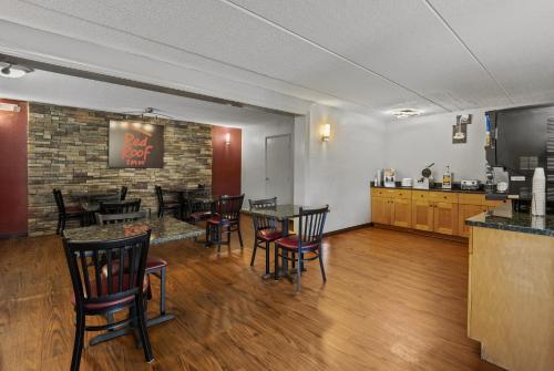 Food and beverages, Red Roof Inn Greensboro Airport in Greensboro (NC)