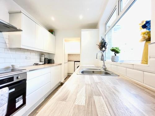 Kitchen, Sandringham House Serviced Rooms in Hartlepool