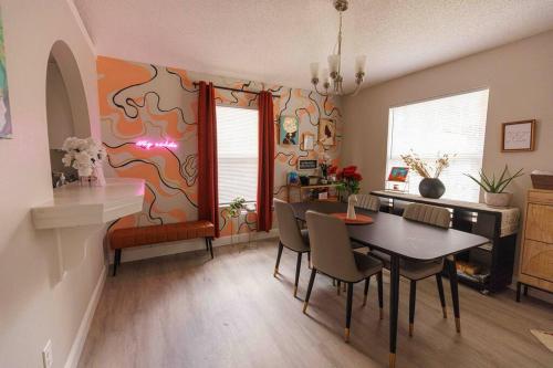 Entire 2 Bd Home w/ Murals + Parking by Downtown