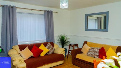 2ndHomeStays-Dudley-Suitable for Contractors and Families, Parking available for 3 Vans, Sleeps 12