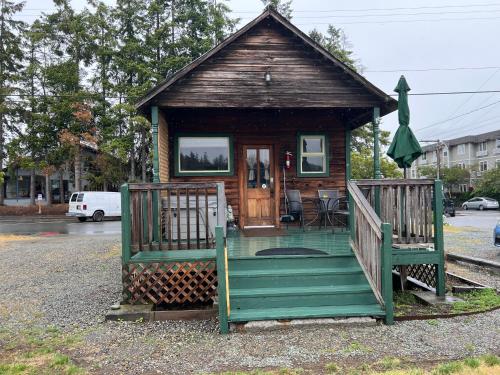 Bridge Tender Shack with hot tub on deck - La Conner