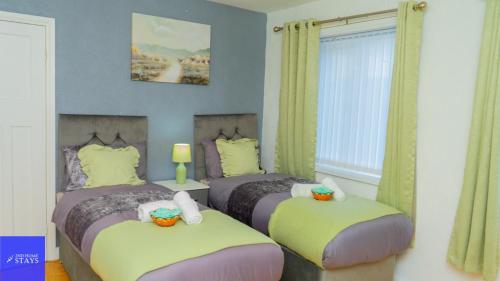 2ndHomeStays-Dudley-Suitable for Contractors and Families, Parking available for 3 Vans, Sleeps 12