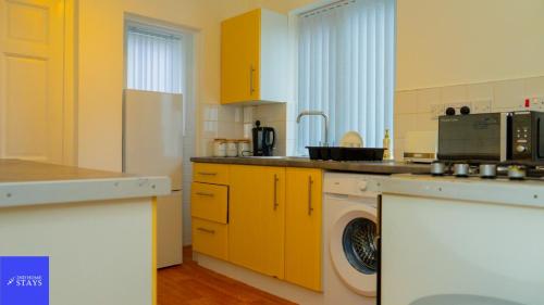 2ndHomeStays-Dudley-Suitable for Contractors and Families, Parking available for 3 Vans, Sleeps 12