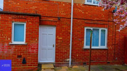 2ndHomeStays-Dudley-Suitable for Contractors and Families, Parking available for 3 Vans, Sleeps 12