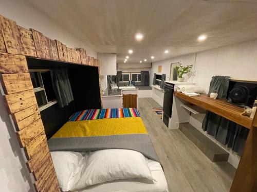 1 queen bed, 1 sofa bed