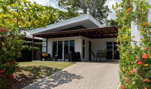 Jaco Lapa Living Casa 2 3BR 2BTH Home - Walk to Beach & Dining