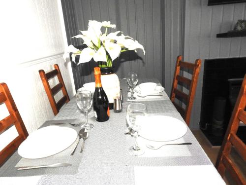 2ndHomeStays-Dudley-Suitable for Contractors and Families, Parking available for 3 Vans, Sleeps 12