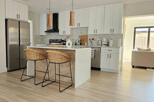NEW - Tranquil Bliss Near Beach, Modern 3BR Retreat in Fort Lauderdale, USA