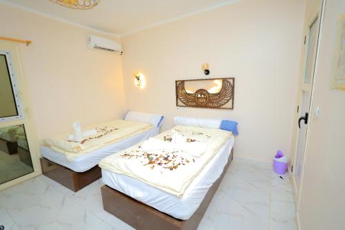 Grenshawy pyramids inn - image 2