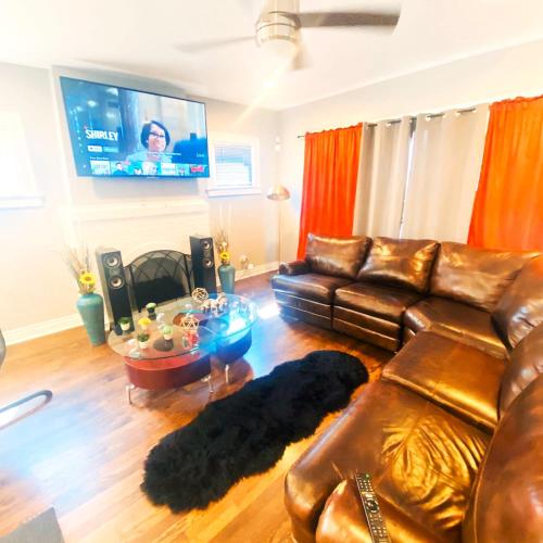 Shared lounge/TV area, Fully Equipped Cozy 4/5 BR in Roseland