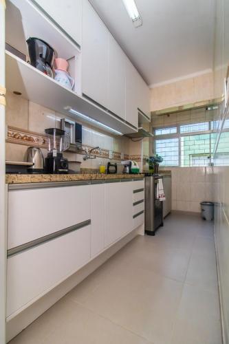 廚房, APTO 2 DORM PRÓXIMO CONSULADO AMERICANO, FIERGS, C0MPLETO E GARAGEM (APTO 2 DORM PROXIMO CONSULADO AMERICANO, FIERGS, C0MPLETO E GARAGEM) in 雅爾丁伊圖薩巴拉