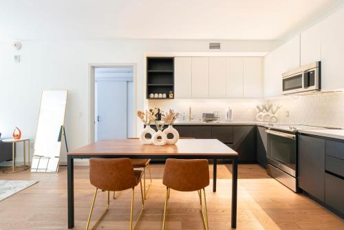 Hollywood 2BR Luxury Condo elc in Los Angeles, USA