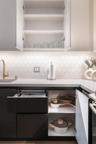 Hollywood 2BR Luxury Condo elc in Los Angeles, USA