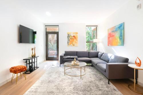 Hollywood 2BR Luxury Condo elc in Los Angeles, USA