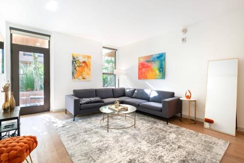 Hollywood 2BR Luxury Condo elc in Los Angeles, USA