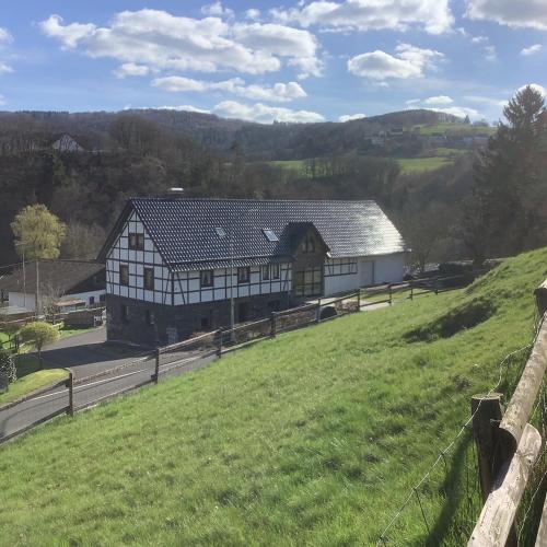 Berg Blick Eifler Bauernhaus modern restauriert