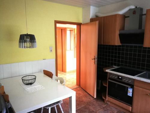 Konyha, Ferienwohnung mit Balkon 1.OG in Neustadt Bei Coburg
