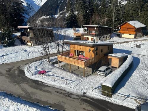 Chalet de 4 chambres avec jardin et wifi a La Lechere a 1 km des pistes