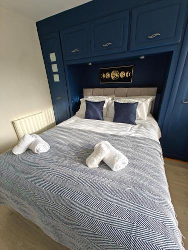 NEC Stay - Spacious Solihull Home 4 Bedrooms -5 Mins to M42 & JLR - 5 Beds 2 Sofa Beds - 10 Guests - 10 Mins to NEC BHX HS2 South Birmingham - Driveway Parking - ARZ Stays gîte à louer Ramada Solihull Birmingham