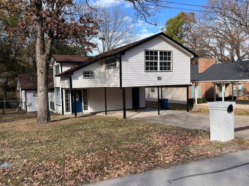 Waterfront home with modern furnishings and plenty of space for comfort, fun & convenience in Tool, USA
