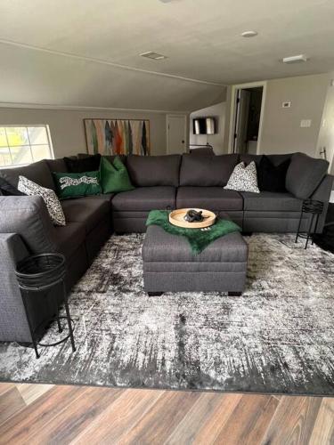 Waterfront home with modern furnishings and plenty of space for comfort, fun & convenience in Tool, USA