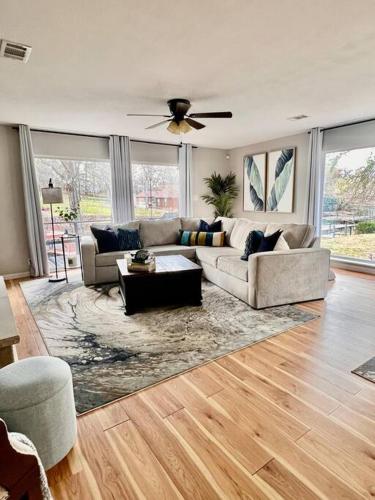 Waterfront home with modern furnishings and plenty of space for comfort, fun & convenience in Tool, USA