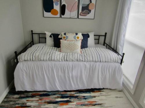 Waterfront home with modern furnishings and plenty of space for comfort, fun & convenience in Tool, USA