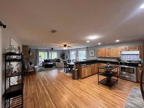 Waterfront home with modern furnishings and plenty of space for comfort, fun & convenience in Tool, USA