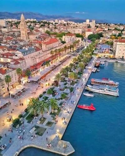 Spacious Apartment Center - image 14