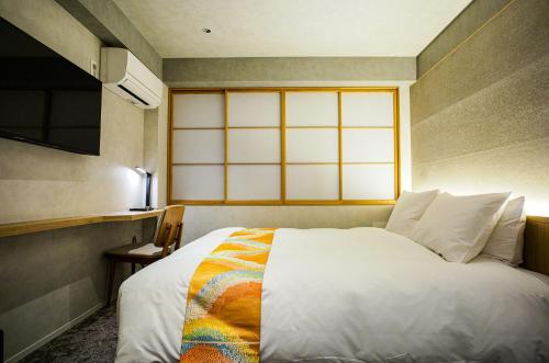 Small Double or Twin Room image 8