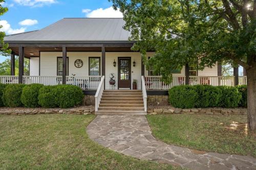 Scimitar Landing Home, sleeps 12 in Fredericksburg, USA