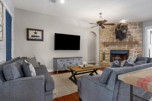 Scimitar Landing Home, sleeps 12 in Fredericksburg, USA