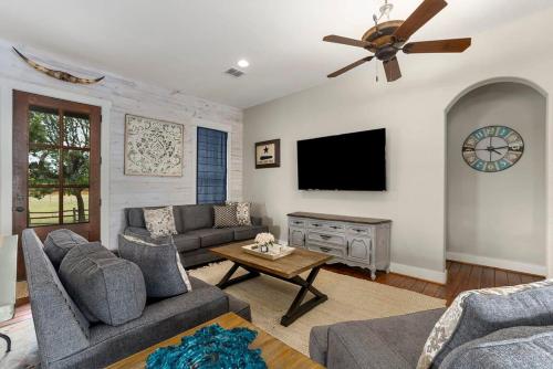 Scimitar Landing Home, sleeps 12 in Fredericksburg, USA
