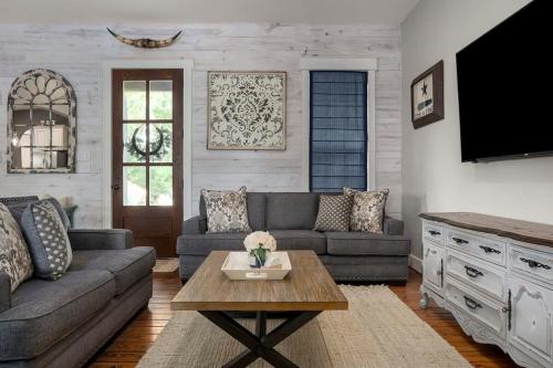 Scimitar Landing Home, sleeps 12 in Fredericksburg, USA