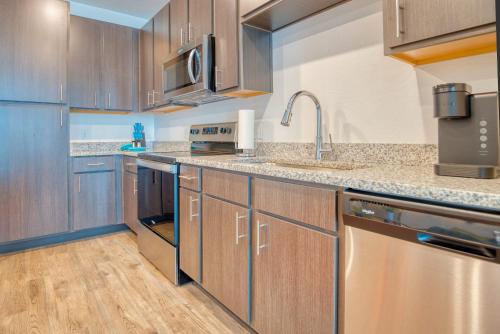 Luxe One Bedroom Apartment with Balcony - image 8