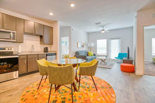 Grand Two Bedroom Two Bathroom Apartment with Balcony thumb 4